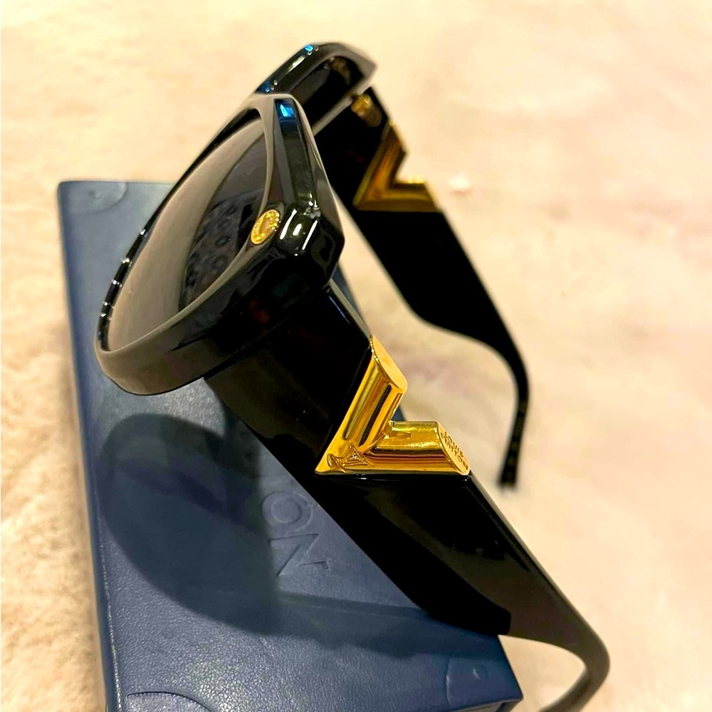 Louis Vuitton sun glasses